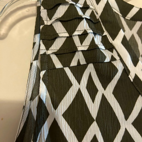Sleeveless women’s top in size medium olive and white diamond shaped print - Picture 2 of 3